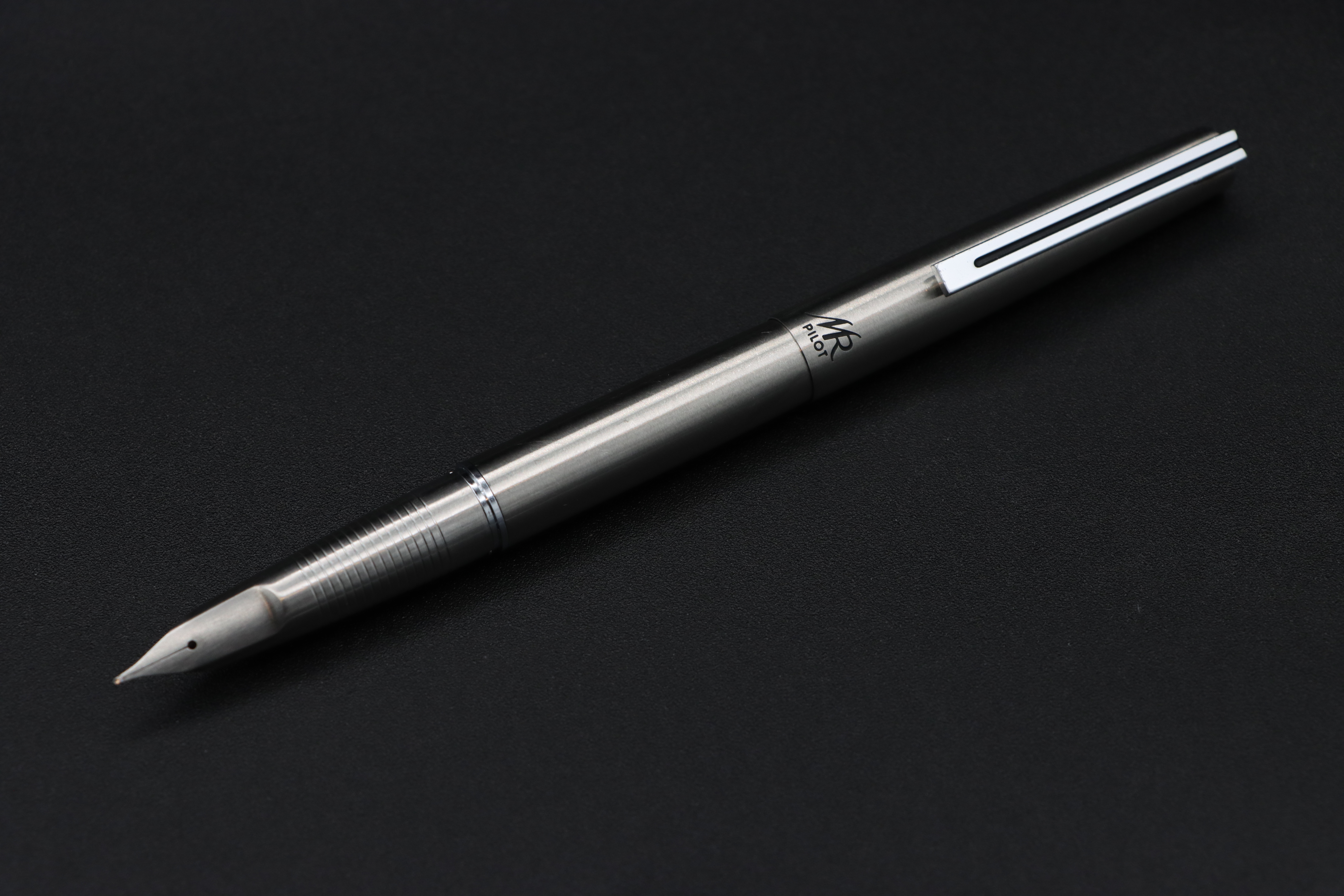 未使用に近い　1973年製　ペン先軸一体型　細字　ミュー　万年筆　備品付き 未使用に近い 1973年製 ペン先軸一体型 細字 ミュー 万年筆 備品付き