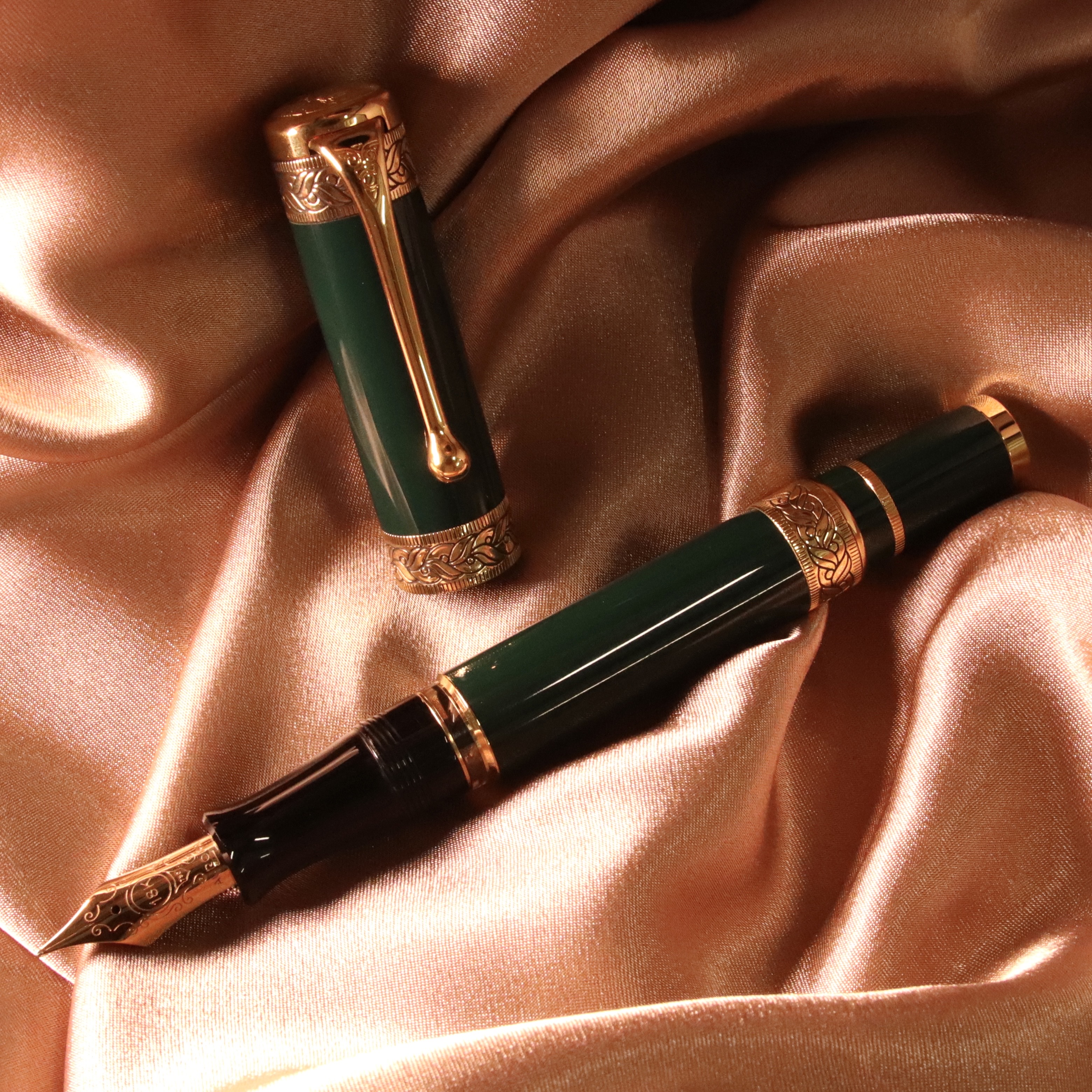 ダンテ・アリギエリに捧げる異彩を放つ深緑の万年筆 | 筆記具専門店