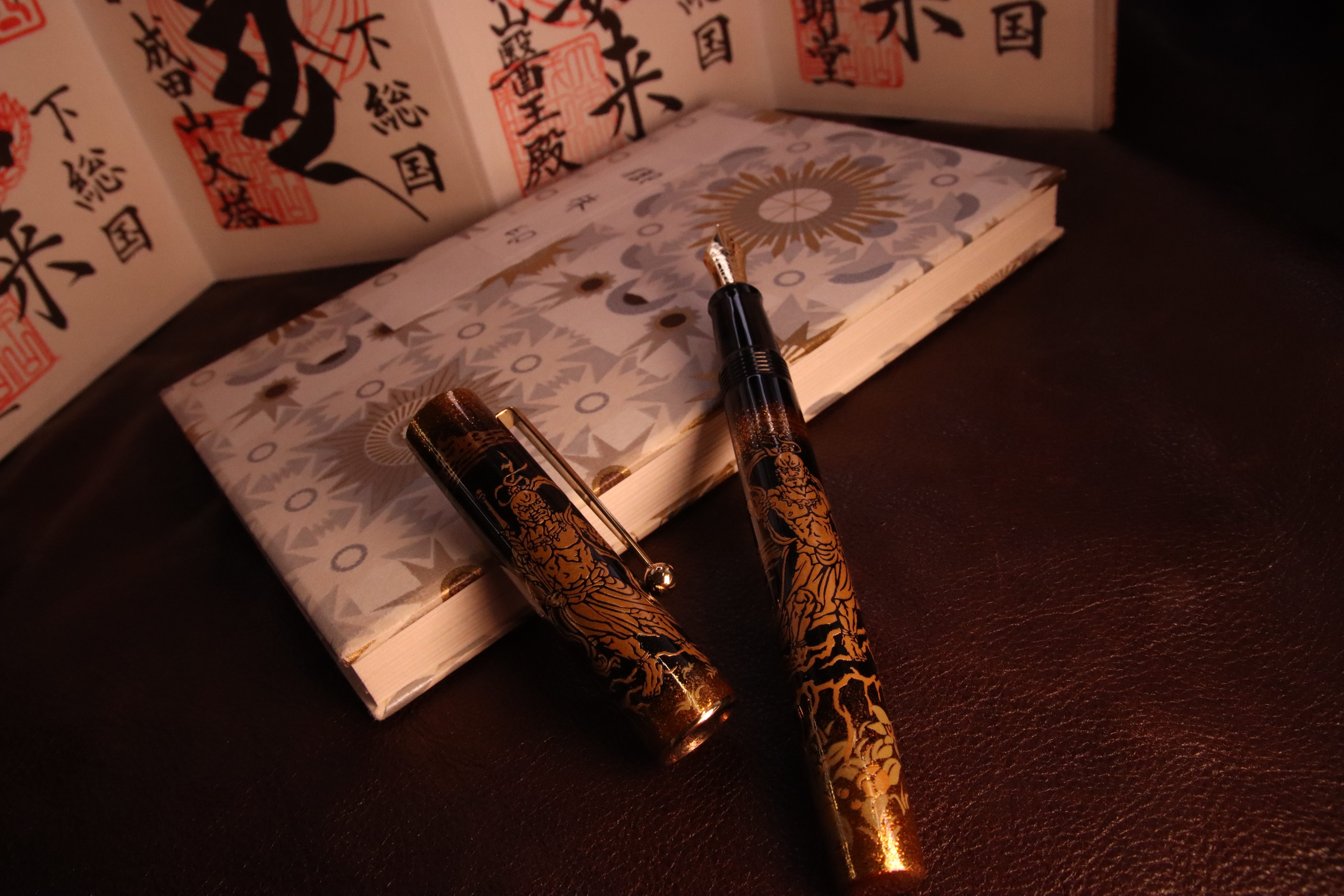 2体の守護者が描かれた万年筆 | 筆記具専門店キングダムノート
