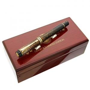 蒔絵万年筆を眺めながら | 筆記具専門店キングダムノート｜スタッフブログ