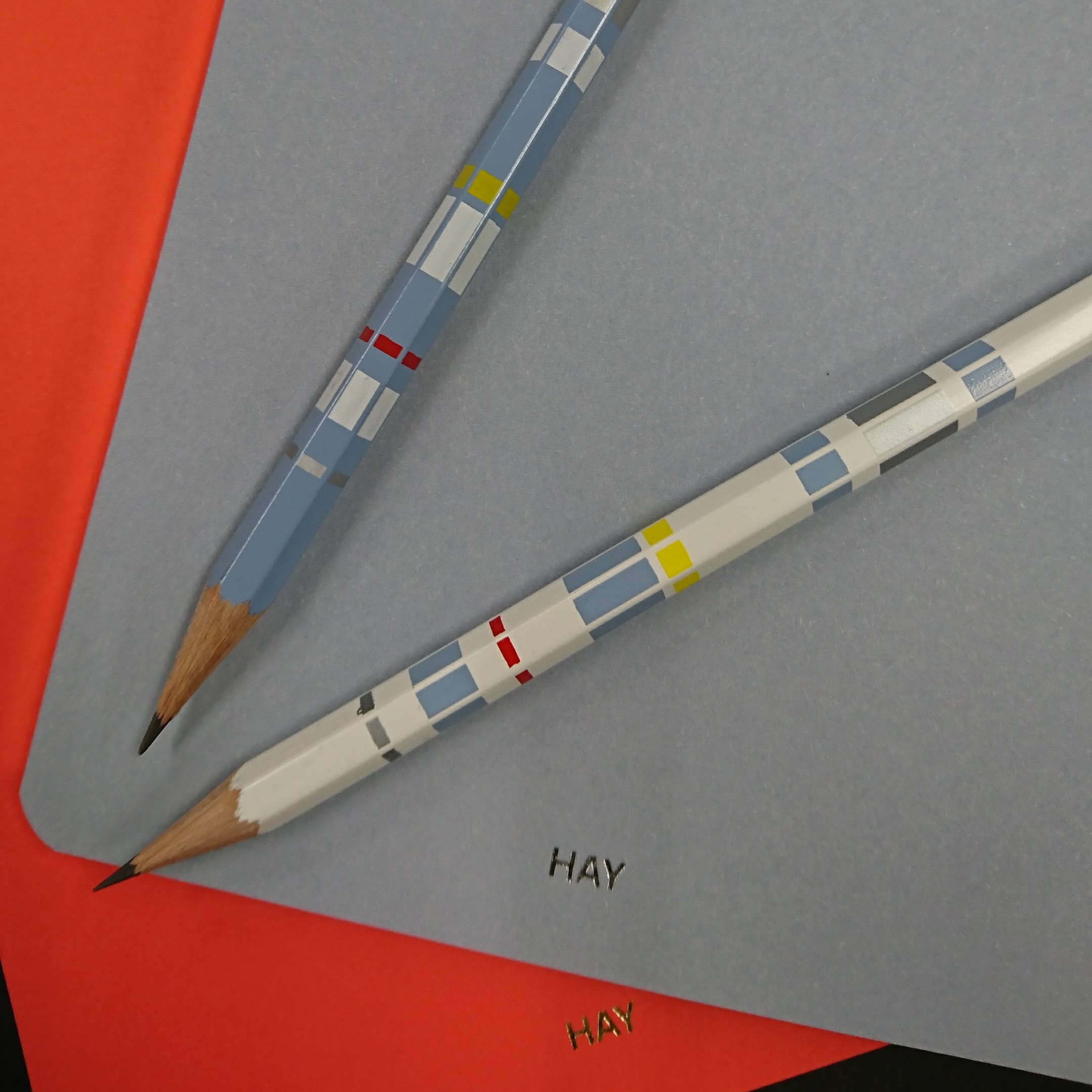 優しい色合いの鉛筆とノート