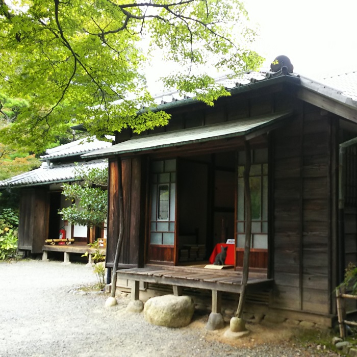 明治23年に森鴎外が、明治36年～39年に夏目漱石が借りて住んでいた建物です。
